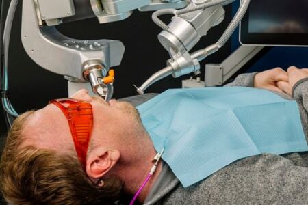 Erstmals wurde ein durch künstliche Intelligenz unterstützter Roboterzahnarzt am Menschen getestet