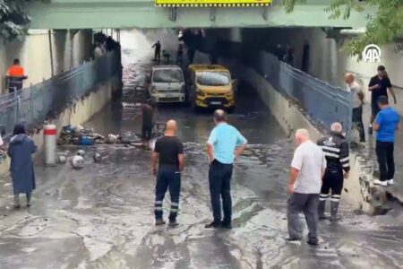 Heftiger Regen traf die Unterführung in Istanbul: Fahrzeuge blieben liegen