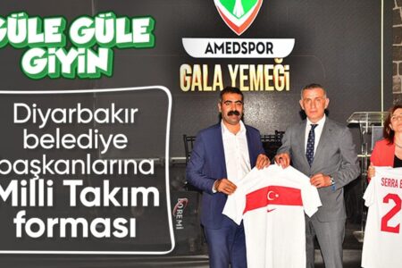 İbrahim Hacıosmanoğlu überreichte den DEM-Spitzenreitern Trikots der Nationalmannschaft