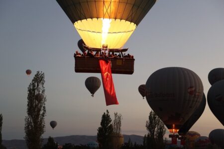 In Kappadokien starteten Luftballons mit türkischen Flaggen