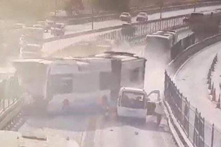 Neue Sicht vom Moment der Metrobus-Kollision in Istanbul