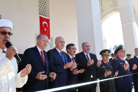 Präsident Erdoğan hat die Moschee der Militärakademie in Betrieb genommen