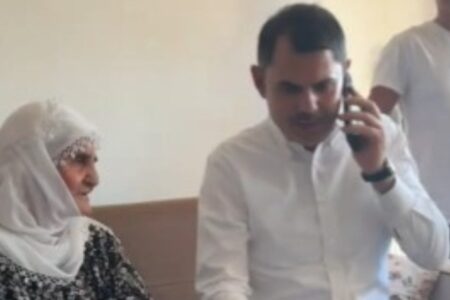 Präsident Erdoğan traf sich mit dem Erdbebenopfer aus Adıyaman