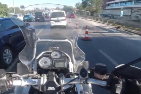 Sie fuhren auf die gesperrte Fahrspur, um dem Verkehr in Istanbul auszuweichen