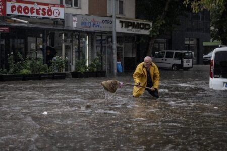 Starker Regen in Ankara: Straßen verwandelten sich in Seen, Fahrzeuge standen im Wasser