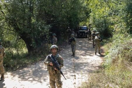 Türkische Soldaten patrouillieren an der kosovarisch-serbischen Grenze