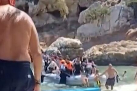 Urlauber in Griechenland sahen mit Erstaunen zu, wie Migranten das Boot verließen