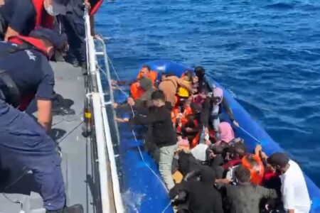 58 von Griechenland dem Tod überlassene Einwanderer wurden in Çanakkale gerettet