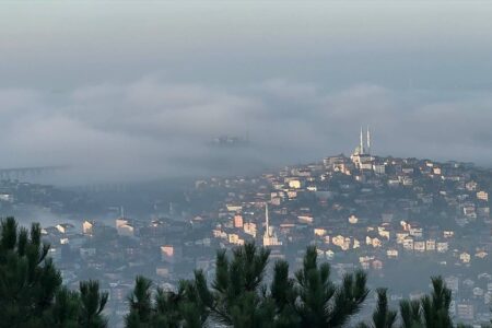 Am neuen Tag herrschte in Istanbul Nebel