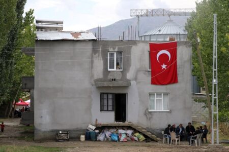 An der Residenz des Märtyrers in Muş wurde eine türkische Flagge aufgehängt