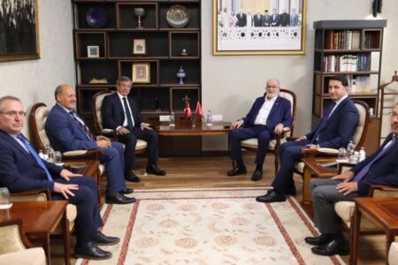 Besuch von Ahmet Davutoğlu bei Temel Karamollaoğlu