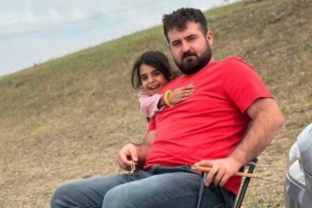 Bilder von Narins älterem Bruder Baran Güran als PKK-Sympathisant