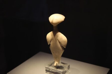 Das zurückgegebene 6.500 Jahre alte historische Artefakt wird in Çanakkale ausgestellt.