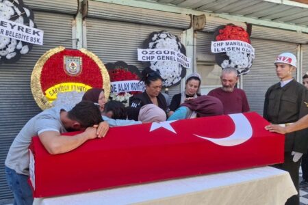 Der Spezialfeldwebel, der bei einem Verkehrsunfall in TRNC ums Leben kam, wurde auf seine letzte Reise geschickt.