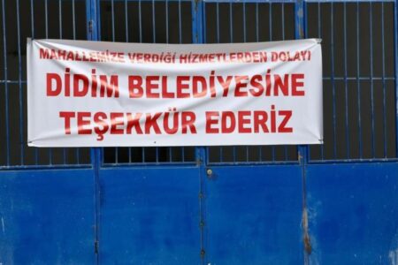 Didims Bürgermeisterin Hatice Gençay dankte ihm mit einem Banner