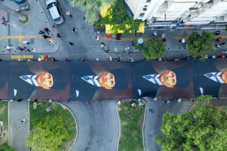 Die Befreiung von Izmir wird gefeiert: Siegesmarsch mit einem 350 Meter langen Atatürk-Plakat