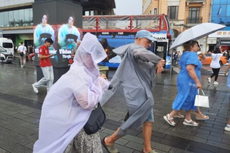 Die Bürger, die in Taksim von starkem Regen überrascht wurden, hatten es schwer