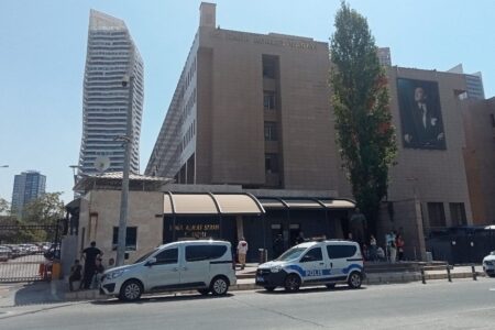 Die erste Anhörung im Fall des Todes von zwei Menschen durch Stromschlag in Izmir dauerte 11 Stunden.