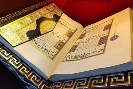 Die vom Präsidenten geschenkte 428 Jahre alte Nachbildung des Heiligen Korans erregt Aufmerksamkeit