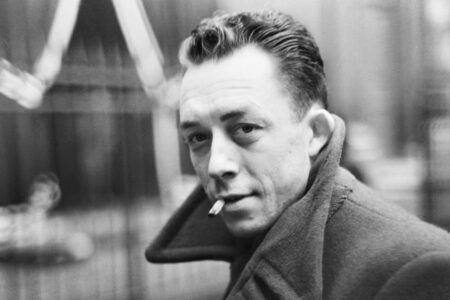 Ein Autor, der zwischen Tod und Vernachlässigung schwankt, sich selbst und dem Leben fremd: Albert Camus