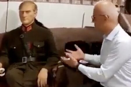 Eine Person unterhielt sich mit Atatürks Wachsstatue in Izmir