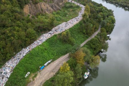 Eine Untersuchung der Müllablagerung auf der Straße aufgrund der Auffüllung des räuberischen Lagerbereichs in Bartın.