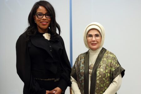 Emine Erdoğan mit Malcolm Xs Tochter İlyasa Şahbaz