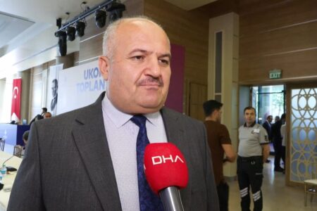 Eyüp Aksu erläuterte die Argumente: „Er nahm einen Kleinbus, weil er kein Taxi finden konnte.“