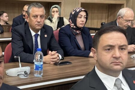 Foto aus dem Gerichtssaal im Fall Sinan Ateş: Sie saßen Seite an Seite