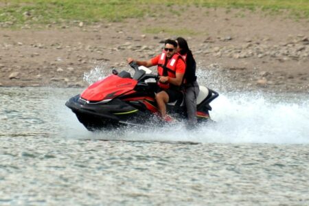 Genießen Sie Jetski am Teich auf 2.300 Metern Höhe in Erzurum