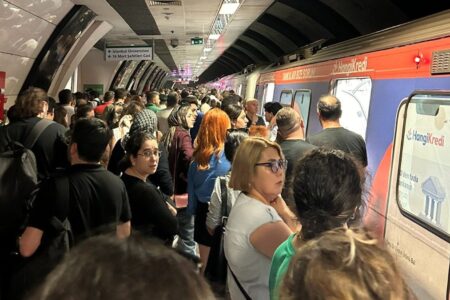 In Istanbul wurde der Verkehr aufgrund einer Störung an der U-Bahn-Grenze Yenikapı – Kirazlı eingestellt.