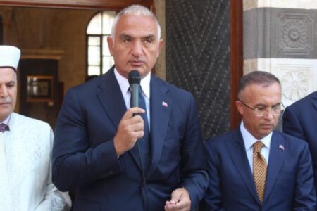 Mehmet Nuri Ersoy eröffnete die restaurierte Moschee und das Gasthaus