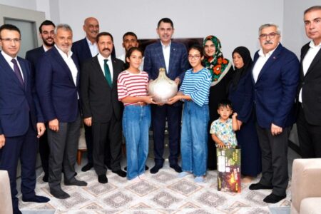 Murat Kurum besuchte die Familie der Erdbebenopfer aus Hatay