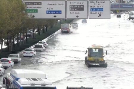 Nach heftigen Regenfällen in Ankara wurde die Straße nach Istanbul für den Verkehr gesperrt