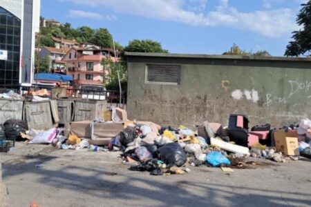 Nicht abgeholter Müll im Stadtteil Izmit in Kocaeli verärgerte die Bewohner