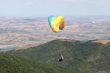 Paragliding-Enthusiasten in Tekirdağ gleiten von Uçmakdere aus