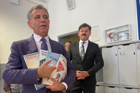 Passende Lehrbücher für den neuen Lehrplan erreichten die Schulen