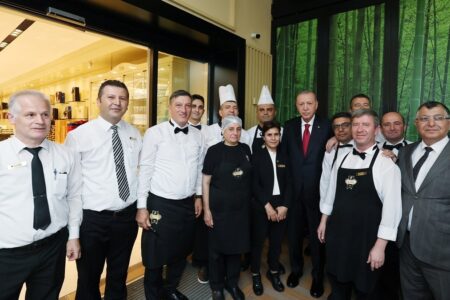 Präsident Erdoğan unterhielt sich in der Konditorei mit den Bürgern
