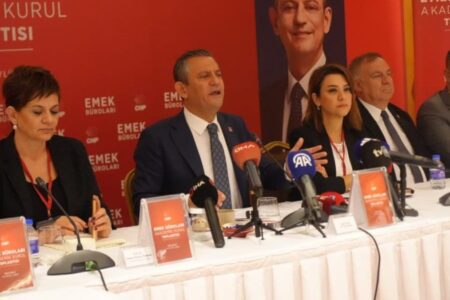 Vorgezogene Wahleinladung von Özgür Özel an Präsident Erdoğan