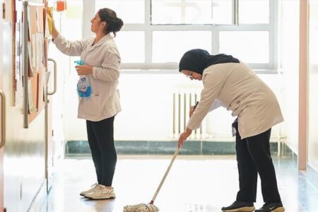 5.500 zusätzliche Reinigungskräfte begannen ihre Arbeit in Schulen in Istanbul