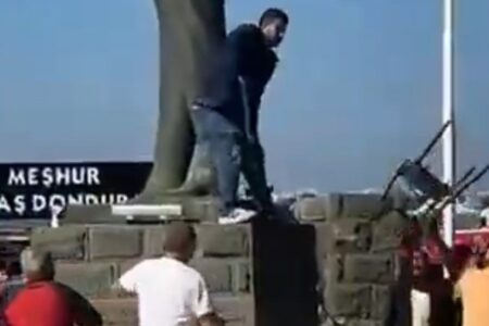 Angriff auf Atatürk-Statue in Balıkesir: Unbeteiligte haben sie neutralisiert