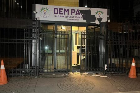 Angriff auf das Hauptquartier der DEM-Partei: 1 Person festgenommen