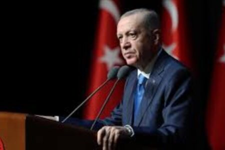 Beileidserklärung von Präsident Erdoğan an die Familie des AK-Parteimitglieds Betül Önderoğlu, das bei einer Verkehrsgrabung ums Leben kam.