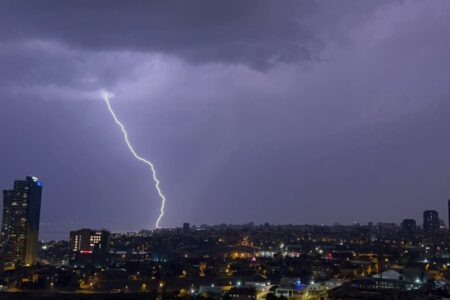 Blitze erleuchteten den Himmel in Istanbul