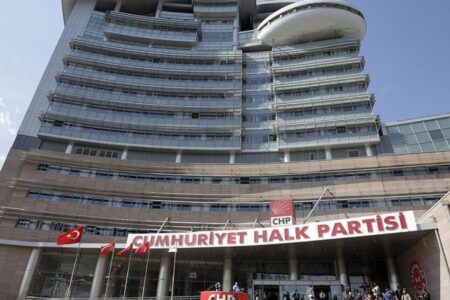 CHP betritt Lager in Antalya