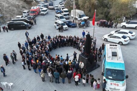 CHP-Chef eröffnete die von Bürgern errichtete Statue in Balıkesir