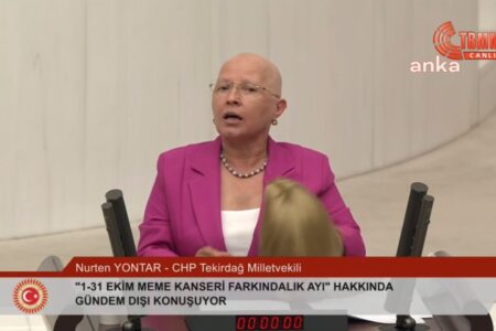 CHP-Mitglied Nurten Yönter wollte auf den Brustkrebs-Aufklärungsmonat aufmerksam machen: Sie nahm ihre Perücke ab