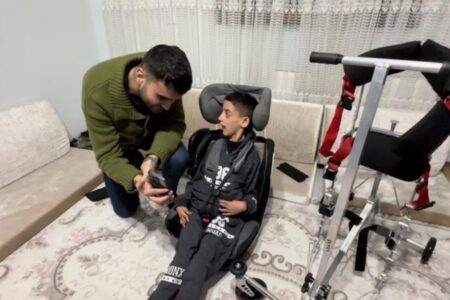 CZN Burak schenkte Ahmet, der an Zerebralparese leidet, ein spezielles Stehgerät
