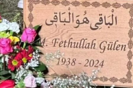 Das bemerkenswerte Datum auf dem Grabstein von FETO-Führer Gülen