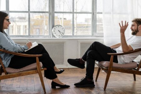 Das Buch „Lebenstherapie mit Geschichten“ leitet die Leser; warnt vor den Herausforderungen des heutigen Lebens